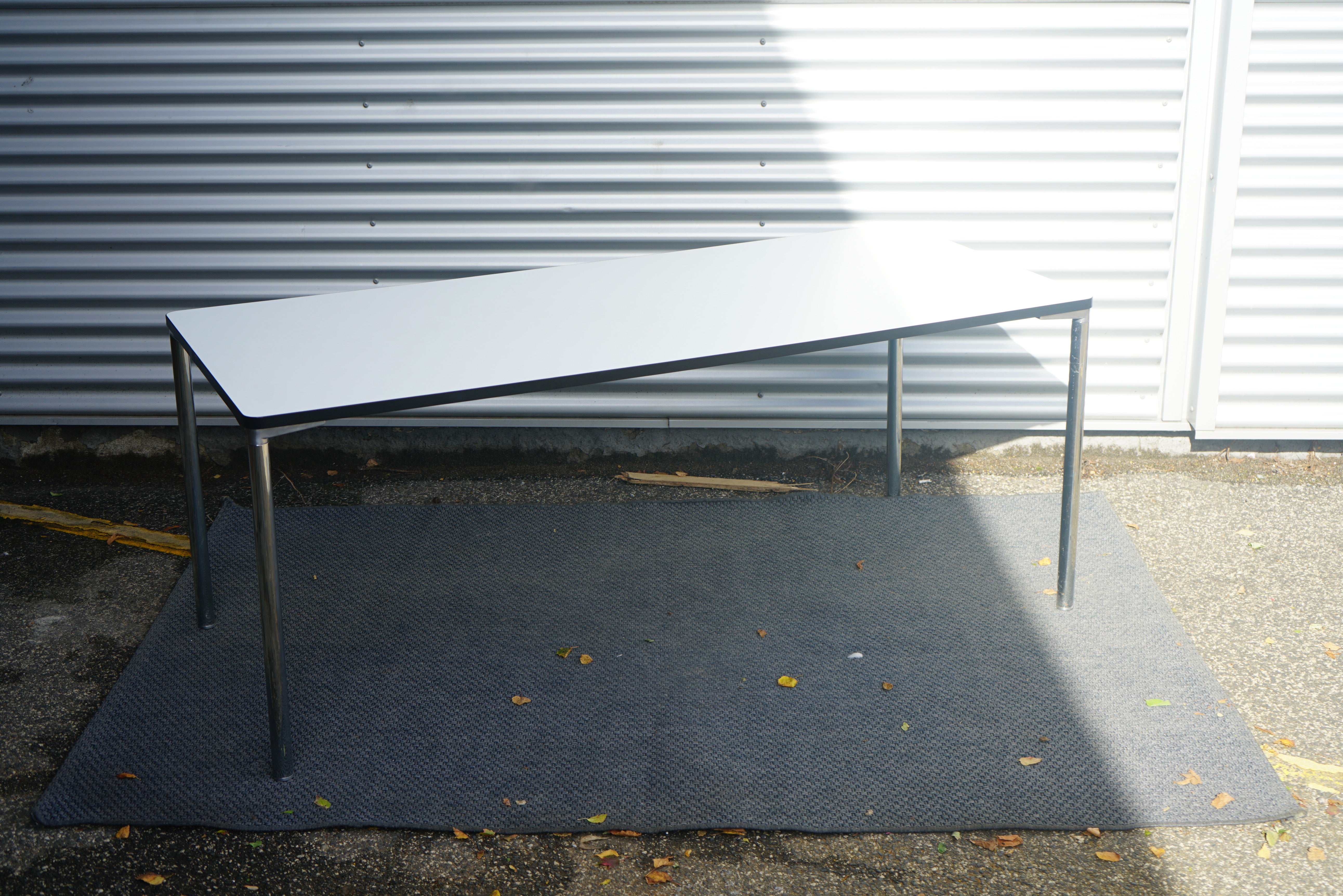 Four Design kantinebord med hvid laminat bordplade og krom stel set forfra – 180x80 cm